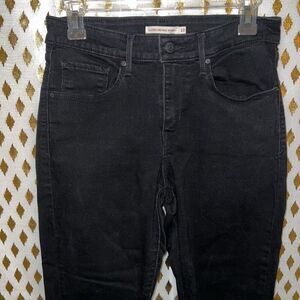 Blacks Levi’s classic midrise skinny jeans size 10 ￼